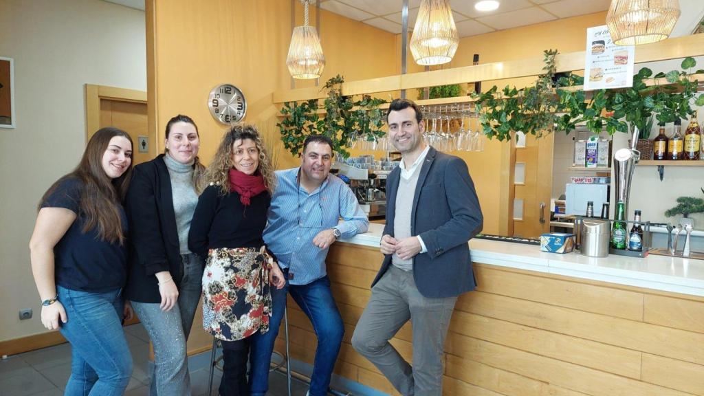 David Esteban, alcalde de Rioseco, junto a la familia en el Bar El Polígono