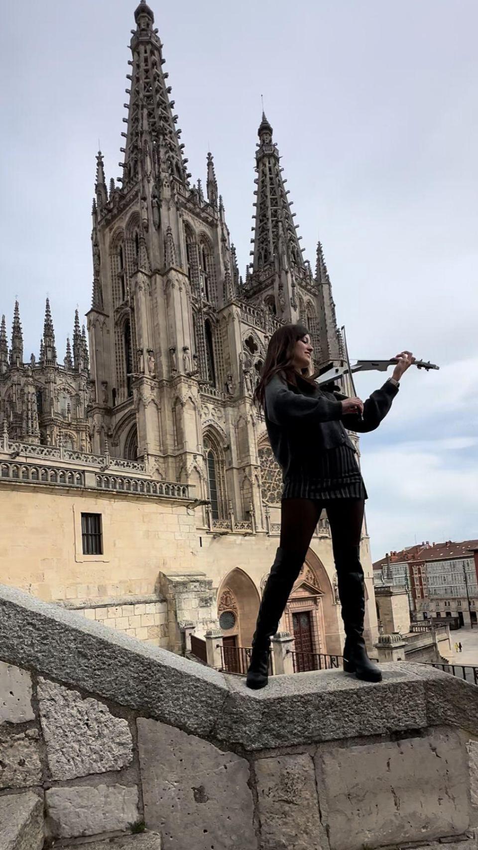 Imagen de Clara Saval tocando en la Catedral de Burgos
