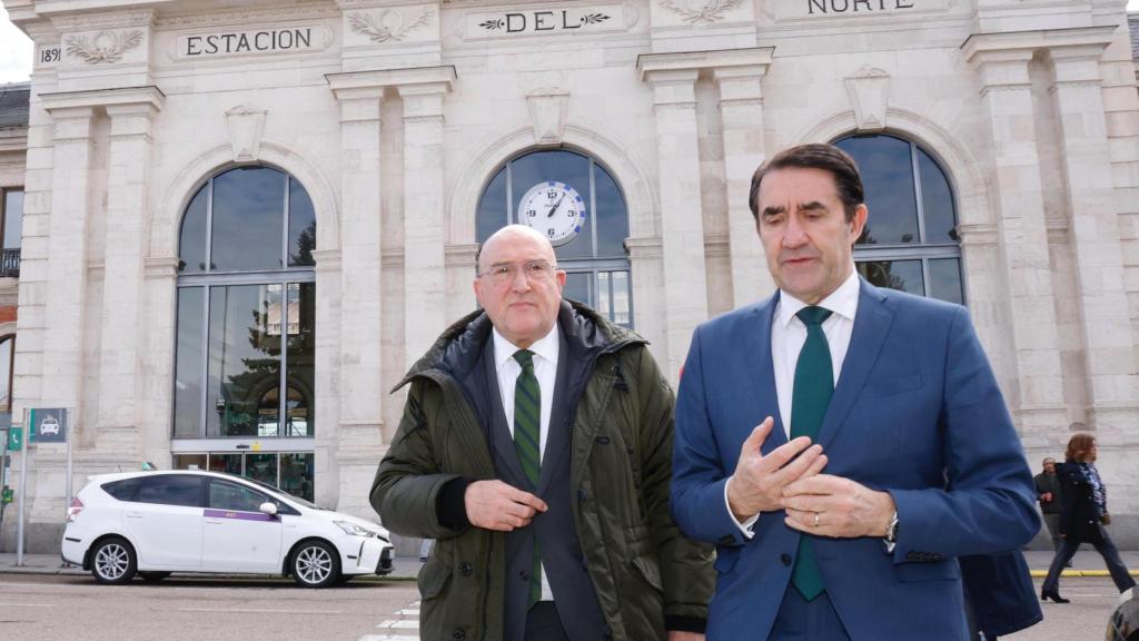 Jesús Julio Carnero y Juan Carlos Suárez-Quiñones tras la reunión del Consejo de Administración de la Sociedad Valladolid Alta Velocidad.