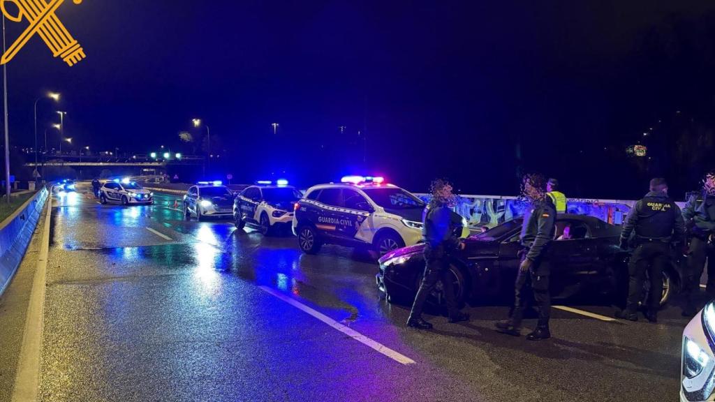 La Guardia Civil junto al Aston Martin robado en la A-6.