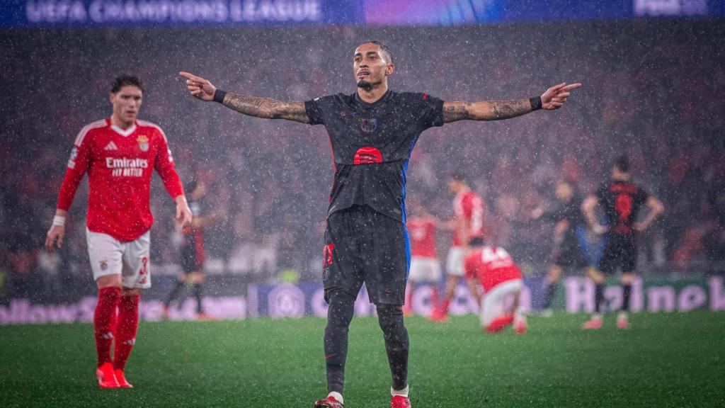 Raphinha celebra uno de los goles en la victoria ante el Benfica en la fase liga.