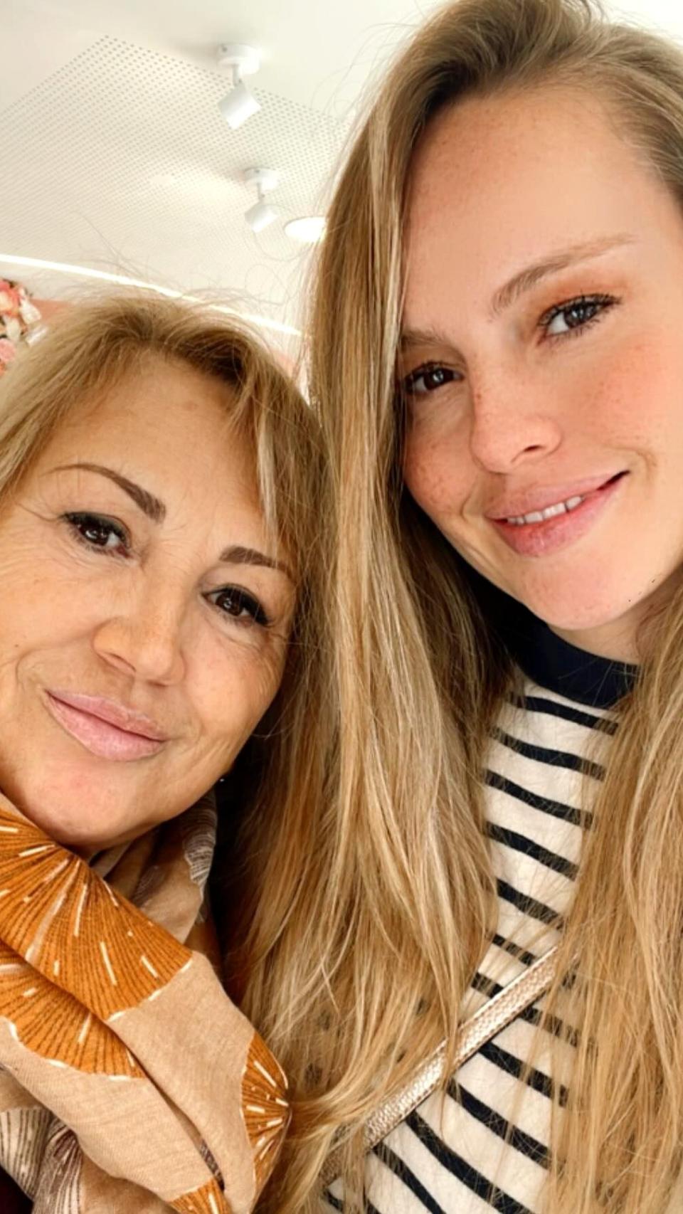 Esmeralda junto a su madre, Isabel, en una imagen de sus redes.