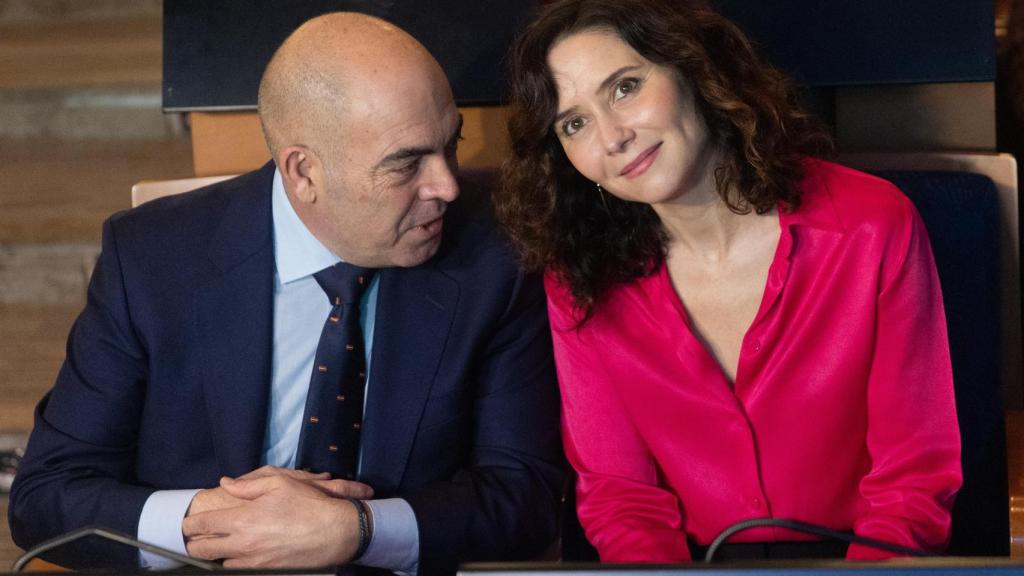 La presidenta de la Comunidad de Madrid, Isabel Díaz Ayuso, y el presidente de ATA, Lorenzo Amor, en el VI Foro Emprendedores y Autónomos este martes.