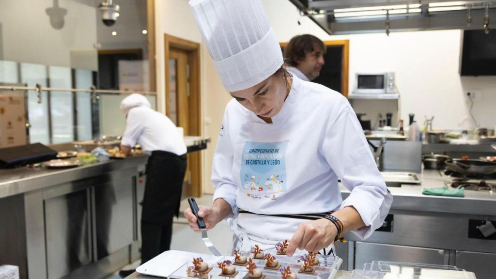 Sara cocinando durante un campeonato
