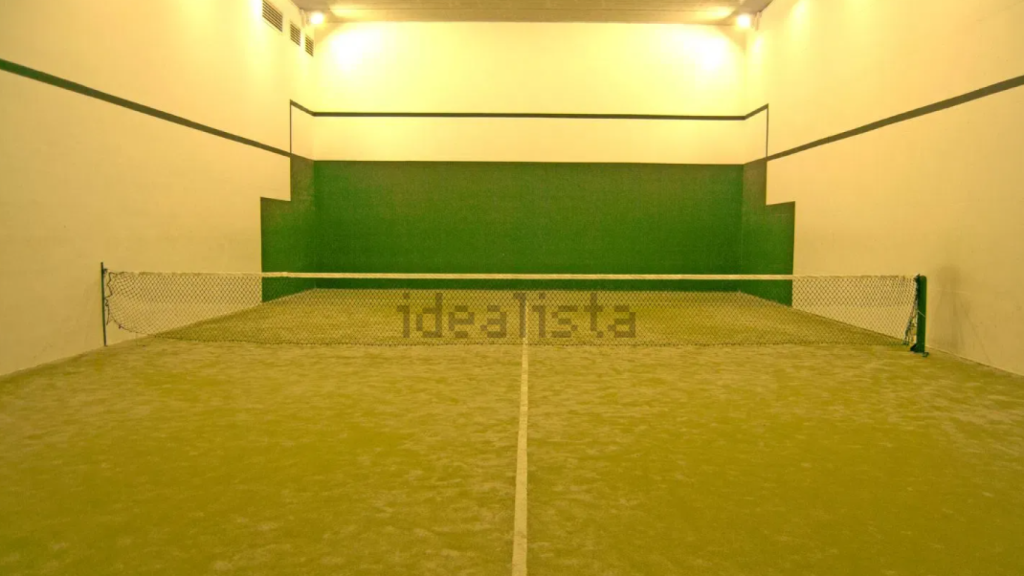 La pista de pádel, en el edificio.