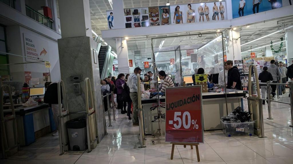 Clientes en las cajas del Maxi Asia.