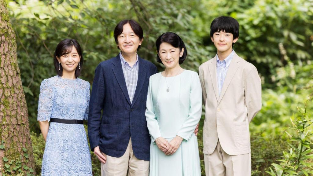 Sus Altezas Imperiales el Príncipe Heredero y la Princesa Heredera Akishino y su familia.