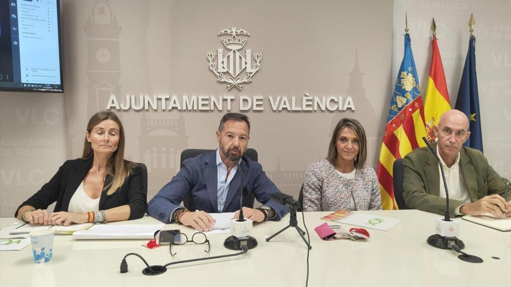 Grupo municipal Vox, con Gosálbez a la derecha. EE