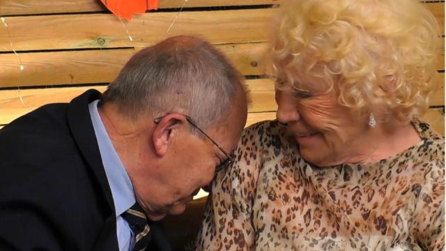 Un soltero de 'First Dates' de 79 años se emociona y rompe a llorar con su cita