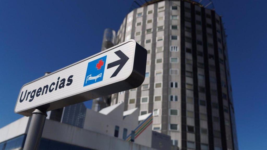 Un cartel indica la dirección hacia las urgencias del Hospital La Paz de Madrid.