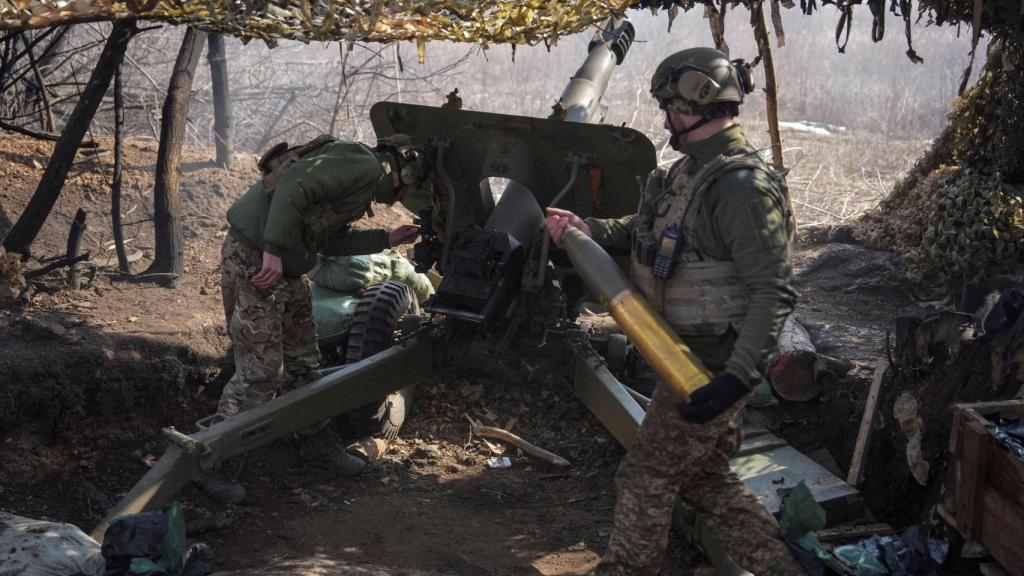 Militares de la 14ª Brigada de Asalto Chervona Kalyna de la Guardia Nacional de Ucrania disparan un obús OTO Melara hacia las tropas rusas cerca de la ciudad de Pokrovsk en la región de Donetsk.