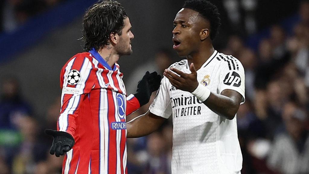 Rodrigo de Paul se encara con Vinicius.