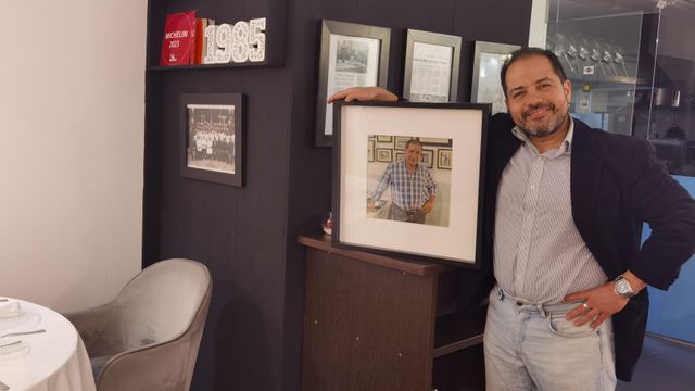 Jorge Jurado, con la foto de su padre Sergio, en el salón de Celeste y Don Carlos.
