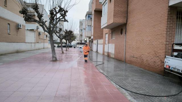 Un operario de la limpieza en Mutxamel.