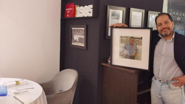 Jorge Jurado, con la foto de su padre Sergio, en el salón de Celeste y Don Carlos.
