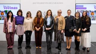 La alcaldesa de Zaragoza, Natalia Chueca, junto a las ocho mujeres referentes de Zaragoza.