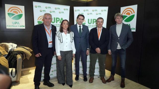El secretario autonómico del PSOE, Carlos Martínez, junto al consejero de Medio Ambiente, Vivienda y Ordenación del Territorio, Juan Carlos Suárez- Quiñones, la consejera de Agricultura María González Corral, y el secretario autonómico y nacional de UPA, Aurelio González y Cristobal Cano, en el 10º Congreso Regional de UPA Castilla y León, este martes