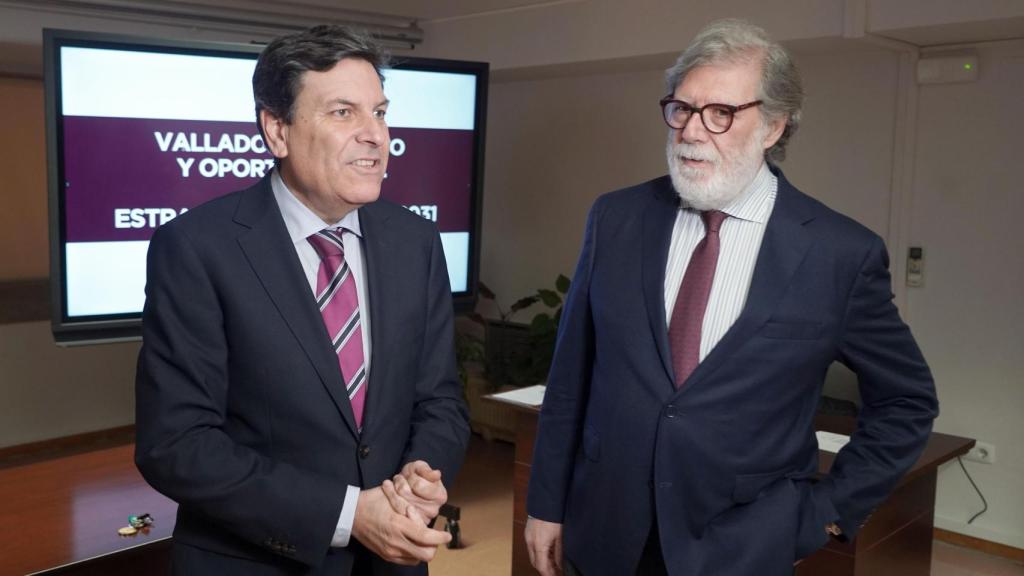 El presidente de CEOE Castilla y León, Santiago Aparicio, firma la adhesión de la Confederación Empresarial a la Estrategia de Talento 2031 de Castilla y León, en presencia del consejero de Economía y Hacienda de la Junta de Castilla y León, Carlos Fernández Carriedo