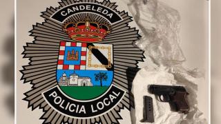 Imagen de la Policía Local de Candeleda y el arma intervenida