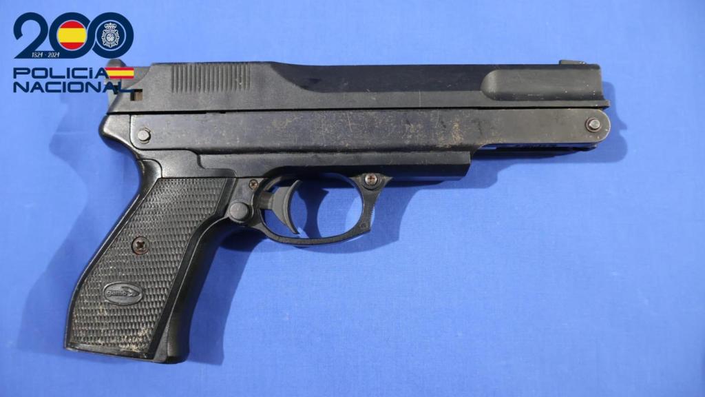 Arma intervenida por la Policía a los autores del robo y la persecución