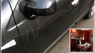 Rajan tres ruedas del coche del alcalde de Béjar