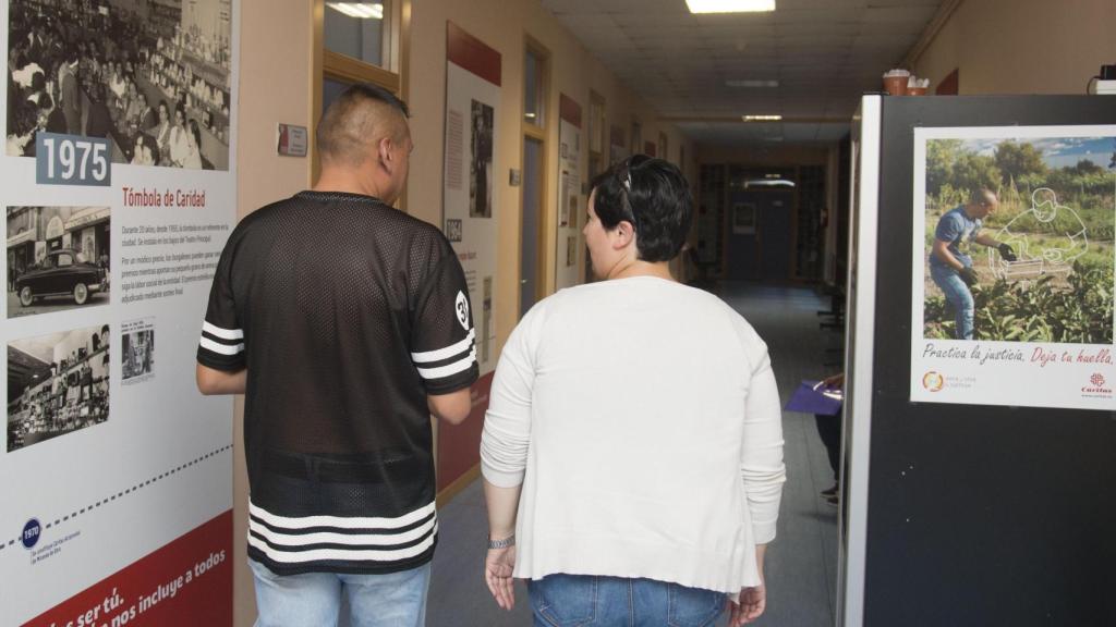 Un trabajador recibe la ayuda de una trabajadora social