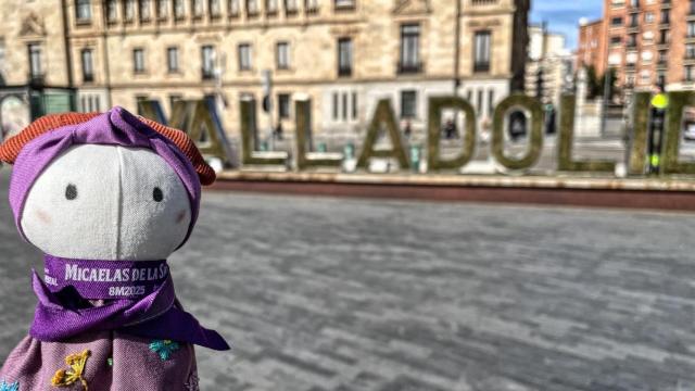 Una Micaela posa en la plaza Zorrilla de Valladolid