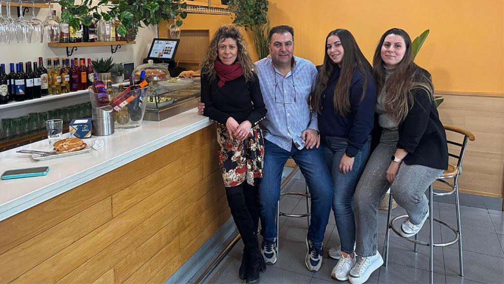 Sole y Luis junto a sus hijas, Claudia y Jimena en el Bar el Polígono de Medina de Rioseco
