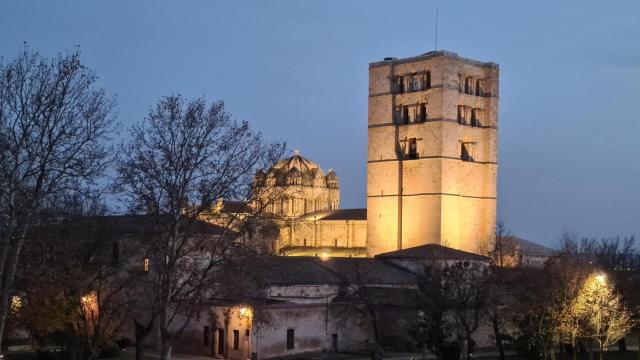 Vista nocturna de la Catedral de Zamora