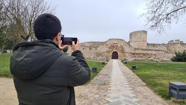 Un turista hace una foto del Castillo de Zamora