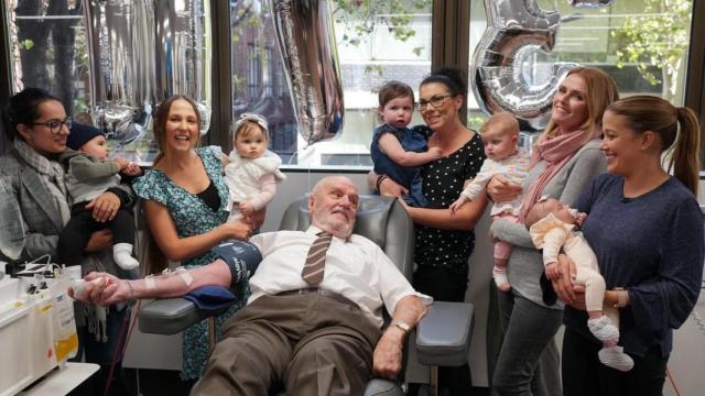James Harrison rodeado de varios de los bebés que contribuyó a salvar. (Australian Red Cross Lifeblood)