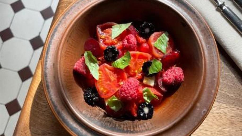 Ensalada de frutos rojos, tomate y ricotta.