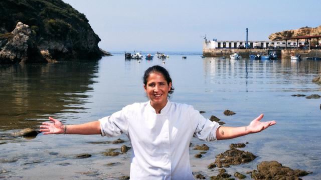 Ana Moura en el puerto de Porto Covo.