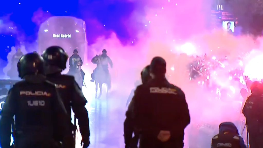 Un momento de la llegada del Real Madrid al Santiago Bernabéu para jugar ante el Atlético de Madrid en Champions.