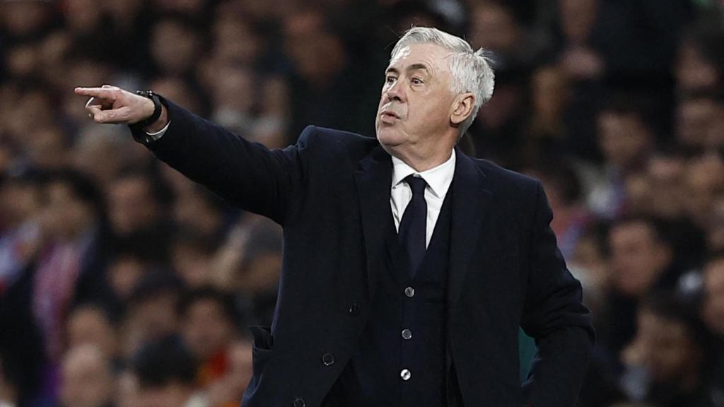 Ancelotti da instrucciones durante el partido contra el Atlético de Madrid.