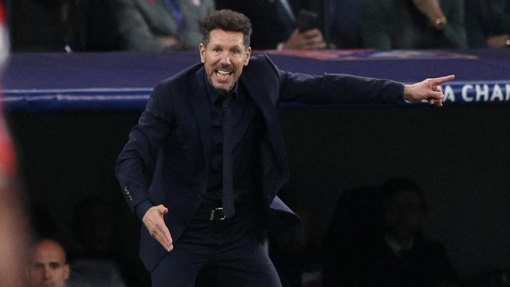 Simeone, en el banquillo del Santiago Bernabéu.