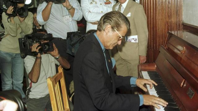 otografía de archivo del 10/10/2002 del compositor gaditano, Felipe Campuzano, tocando el piano durante la presentación de su disco Música y poesías para la mar. Foto: EFE/ Ángel Movellán