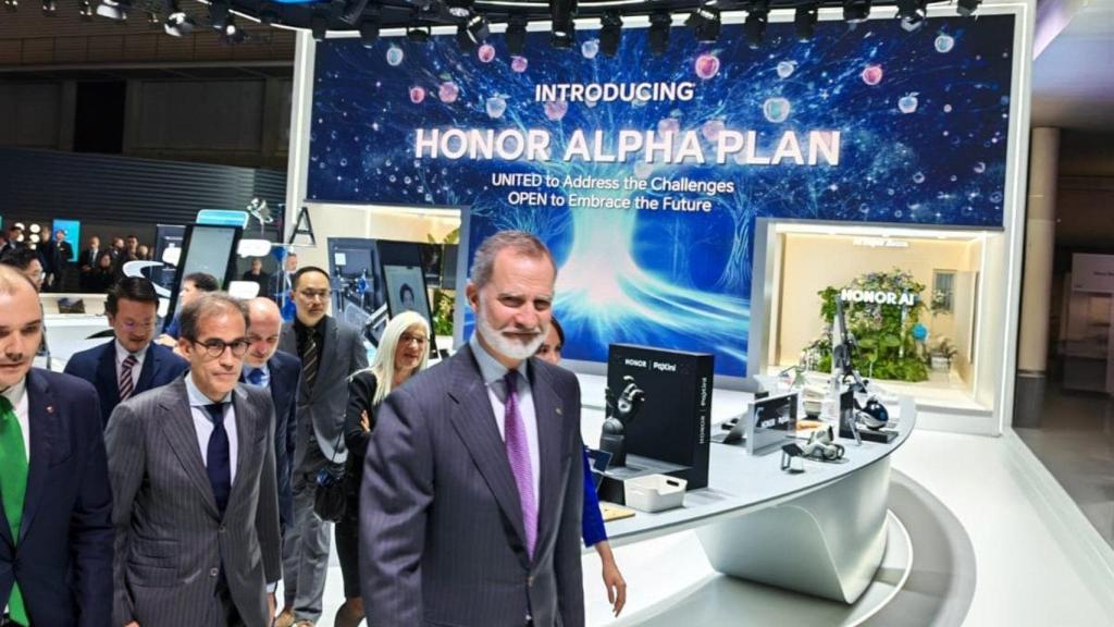 El Rey Felipe VI visita el stand de Honor en el MWC de Barcelona