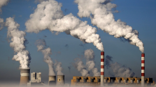 Chimeneas emitiendo CO2 a la atmósfera en Polonia.