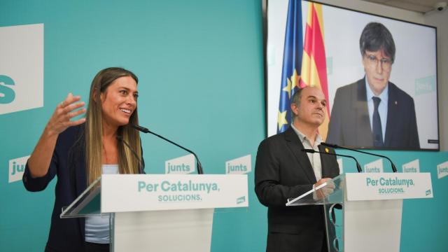 Puigdemont, de forma telemática, este martes junto a Jordi Turull y Míriam Nogueras en la sede de Junts en Barcelona.
