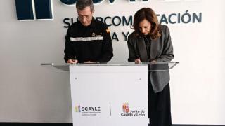 la directora general de la Fundación Centro de Supercomputación de Castilla y León, Hilde Pérez, y el General Jefe de la UME, Francisco Javier Marcos Izquierdo.