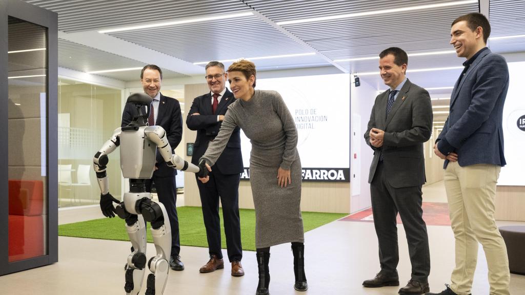 La presidenta Chivite saluda a un robot en el Polo IRIS.