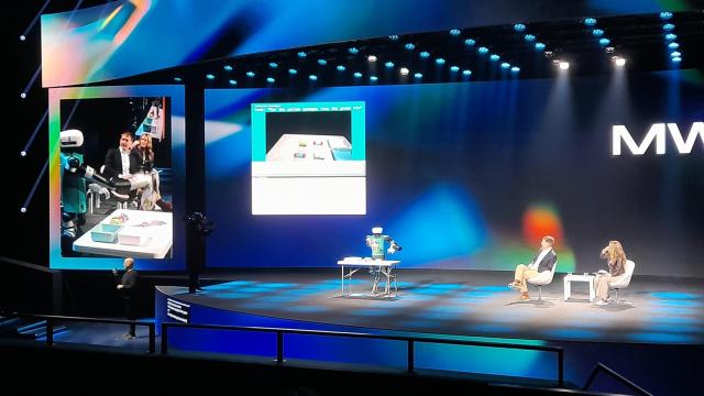 El robot humanoide Digit de Agility Robotics, durante la exhibición realizada en el MWC durante la conferencia de su CEO.