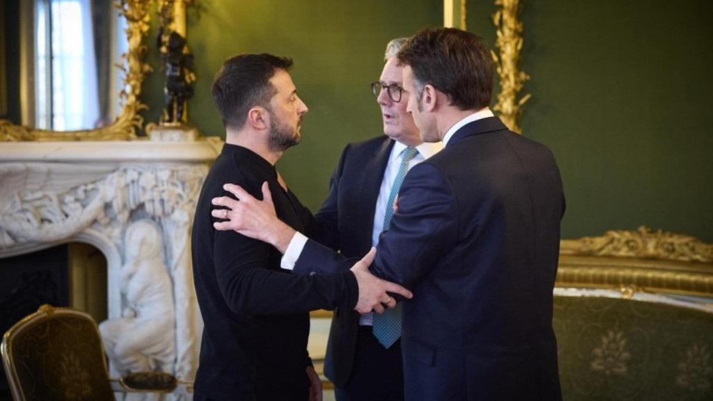 El primer ministro de Reino Unido, Keir Starmer, con los presidentes de Ucrania y Francia, Volodimir Zelenski y Emmanuel Macron, respectivamente, en la cumbre de líderes europeos en Londres.