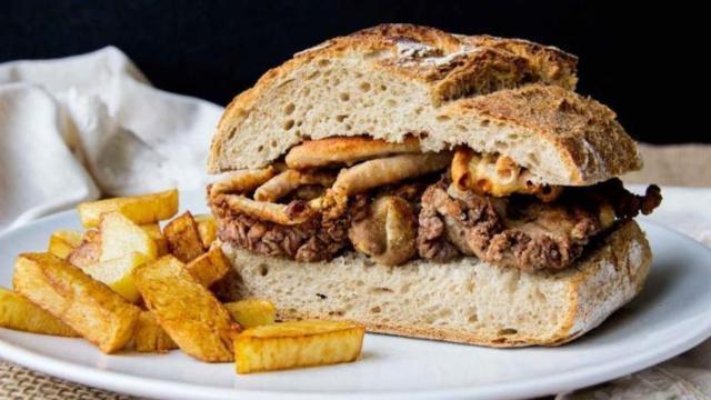 Un bocadillo de entresijos y gallinejas.