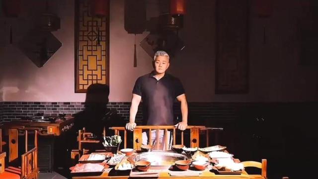 Luis, el hostelero de Red Fenix Hot-pot de Rivas.