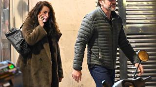 Penélope Cruz y Javier Bardem dando un paseo.