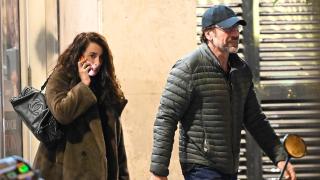 Penélope Cruz y Javier Bardem dando un paseo.