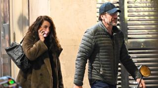 Penélope Cruz y Javier Bardem dando un paseo.