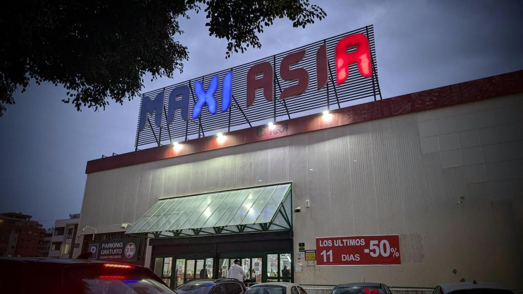 Cuenta atrás para el cierre del último gran ‘chino’ de Málaga: descuentos de hasta el 50%